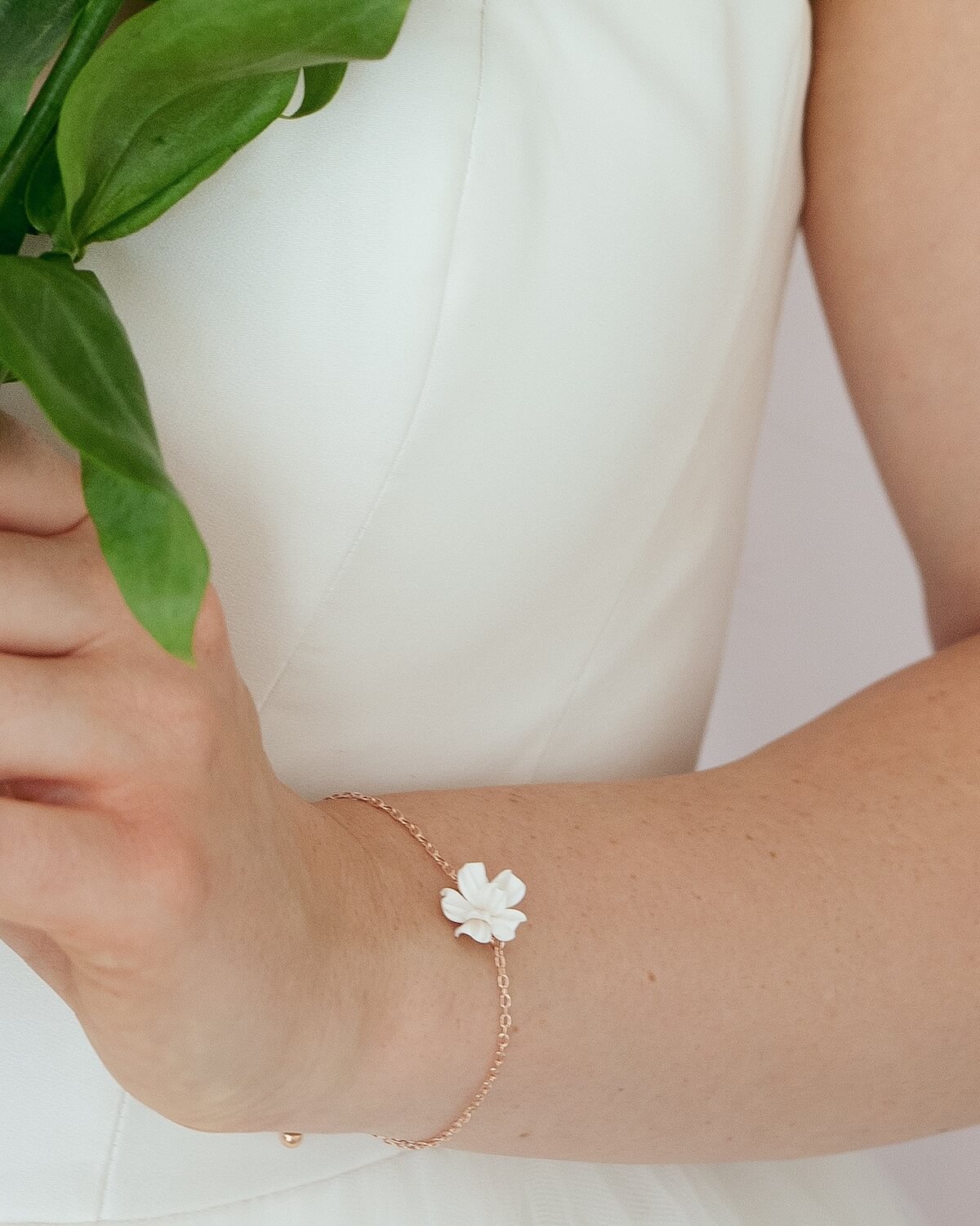 Sternenauge Detailfoto Blumen Armband VALERIA am Handgelenk zum Brautkleid