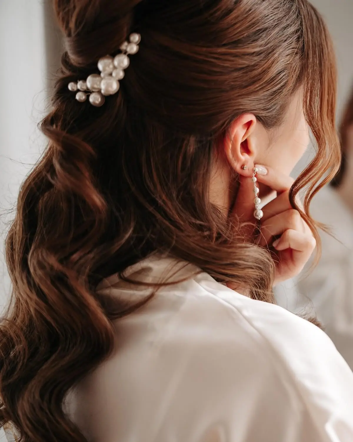 Brautfrisur halb offen mit Perlenhaarkamm ANNOUK von Sternenauge Foto: Jaron Kwast Hochzeitsplanung: Foreverandafter Wedding Melina Waber