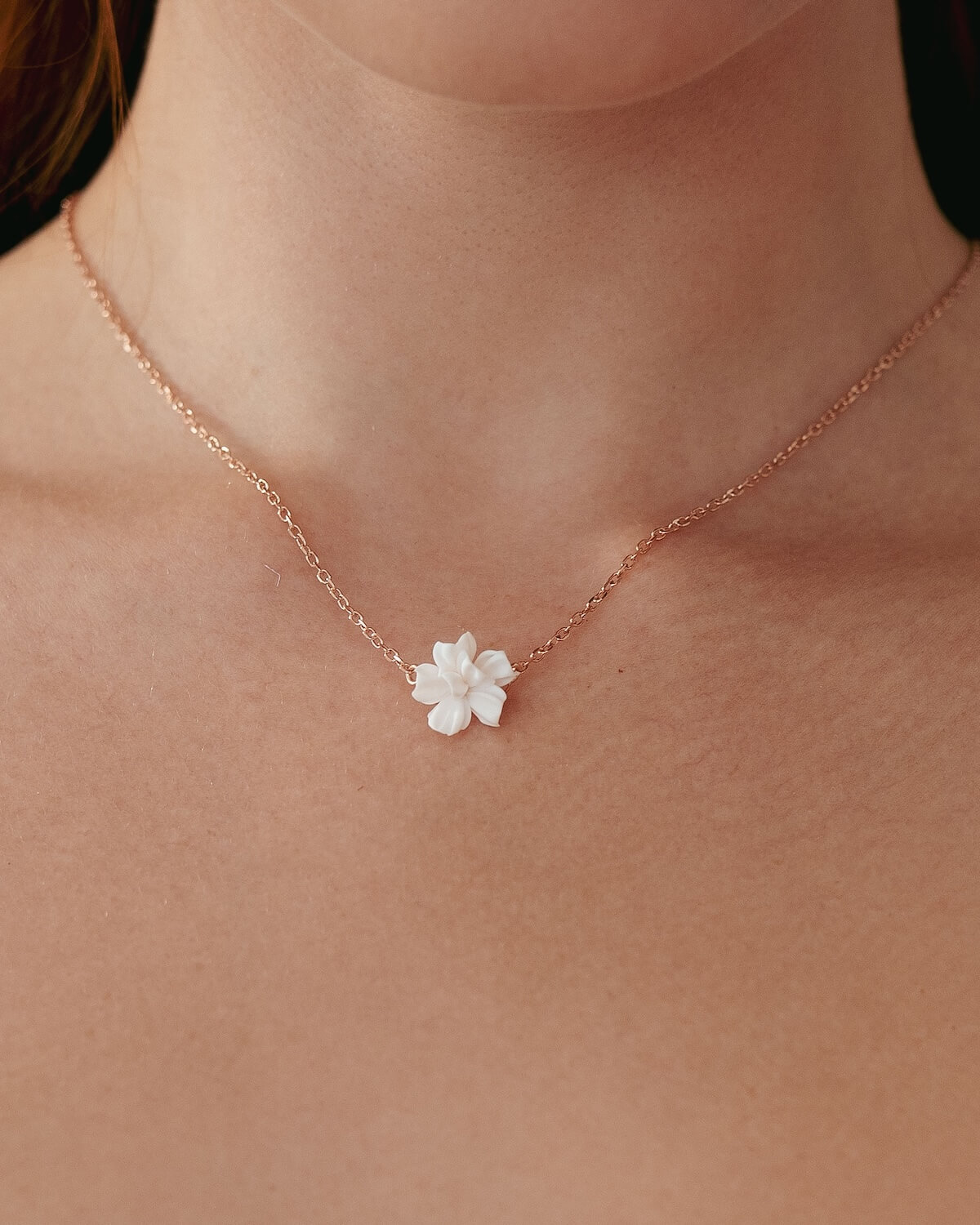 Sternenauge Halskette mit wei&szlig;er Blume als Anh&auml;nger Detailfoto