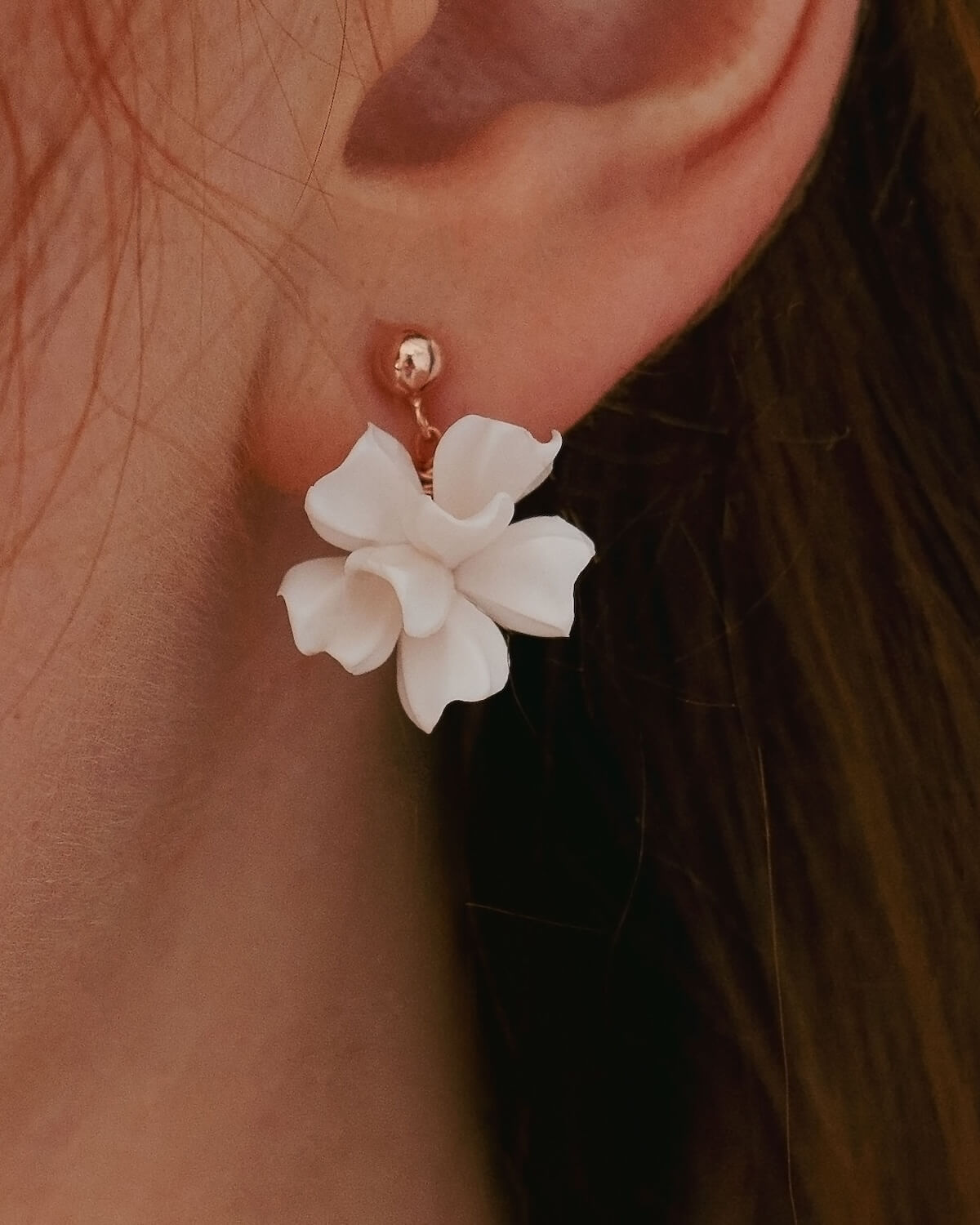 Sternenauge zarte Blumen Ohrringe mit wei&szlig;en Bl&uuml;ten VALERIA Detailfoto am Ohr