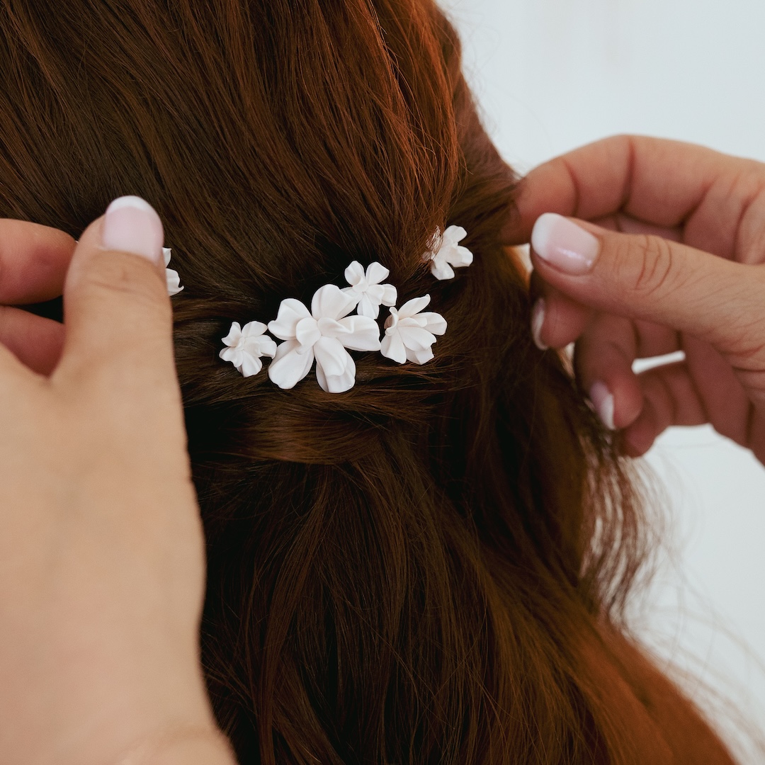 Haarschmuck wird in die Brautfrisur eingearbeitet