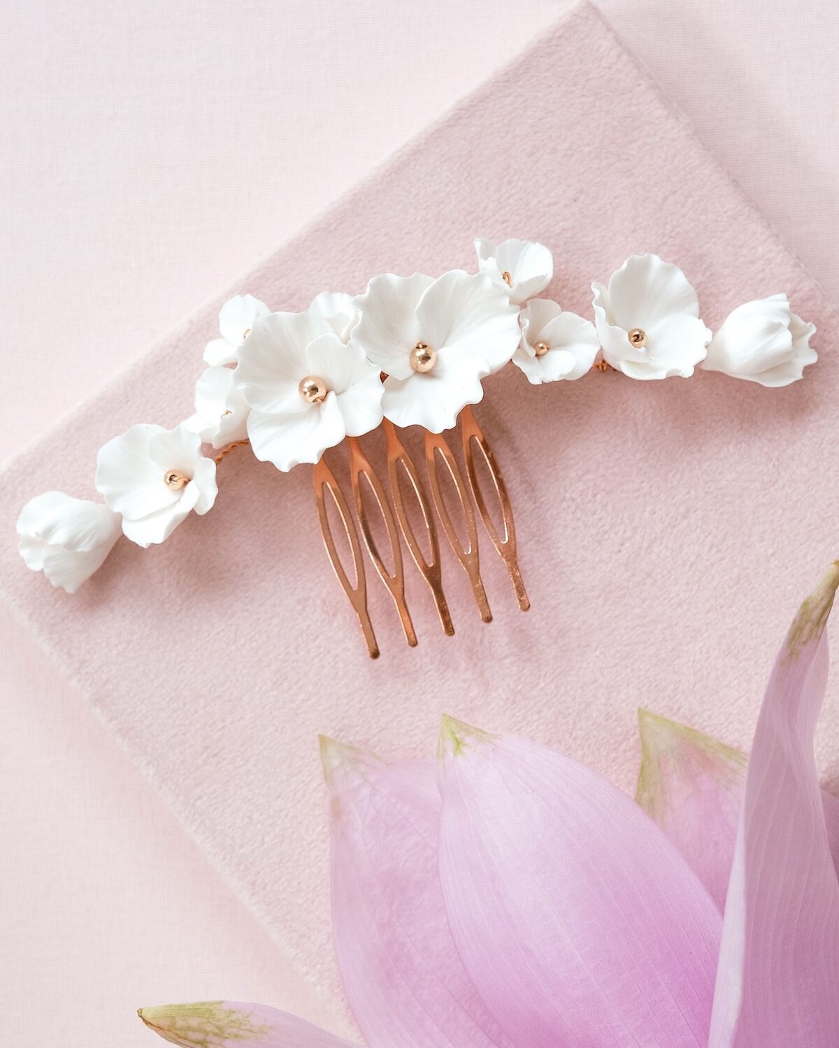 Floraler Kamm LEXI mit weißen Blüten für Brautfrisuren von Sternenauge