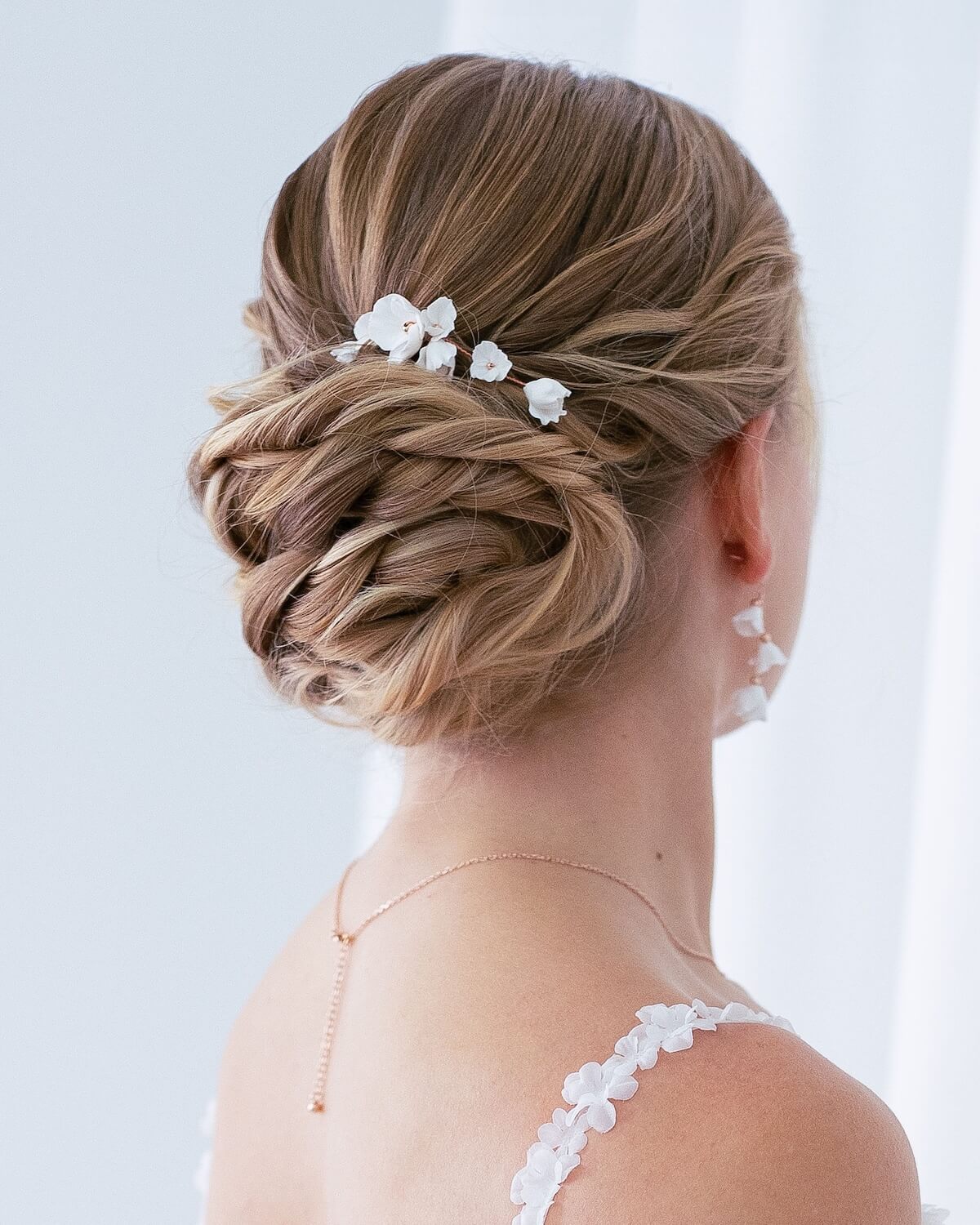 Sternenauge Blüten Haarnadel LEXI in hochgesteckter Brautfrisur