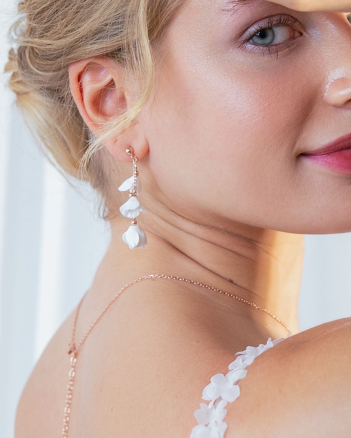 Sternenauge Braut mit langen Blumen Ohrringen LEXI