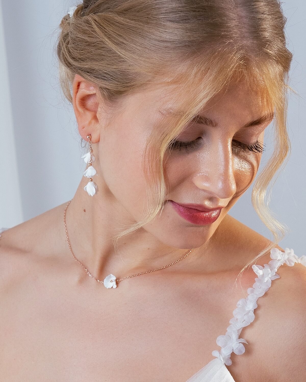 Sternenauge Braut mit weißer Blumen Halskette LEXI I