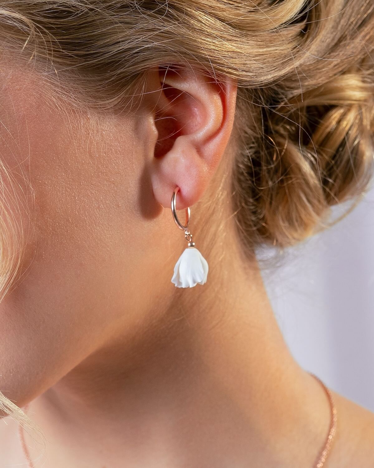 Sternenauge Creolen Stecker LEXI mit Blüte Detailansicht am Ohr