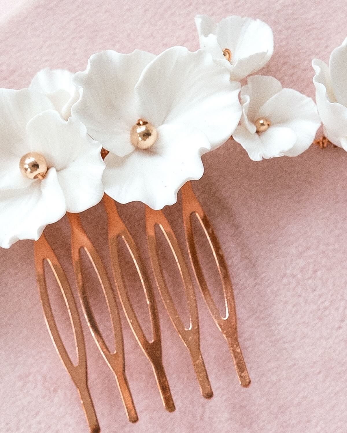 Sternenauge Detailfoto Haarkamm mit weißen Blumen LEXI