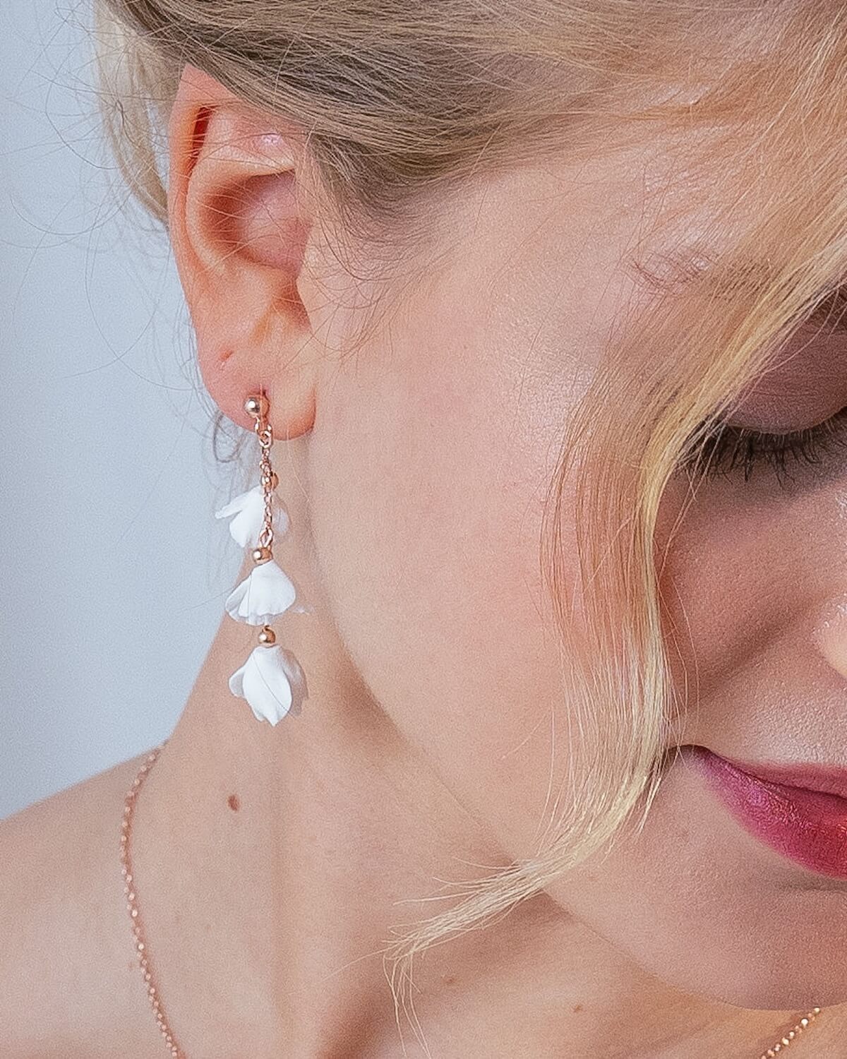 Sternenauge Detailfoto weiße lange Blumen Ohrringe LEXI am Ohr