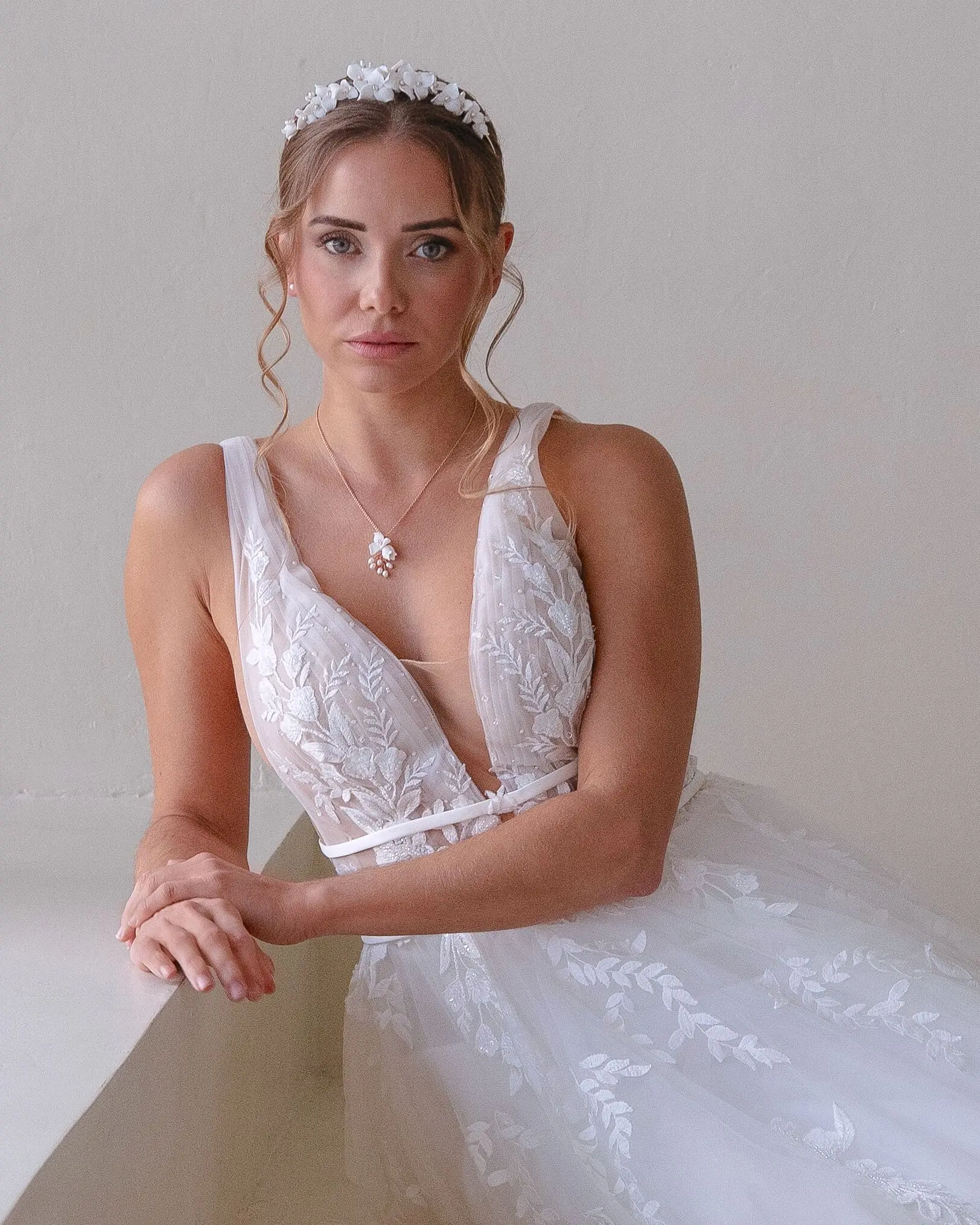 Braut mit floralem Brautkleid und Blumenkrone FELICITAS von Sternenauge