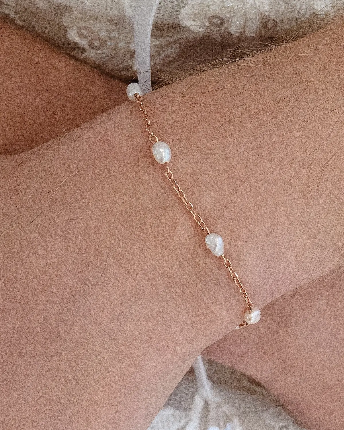 Sternenauge Armkette FELICITAS, Zartes Perlenarmband am Handgelenk, ideal als zeitloser Brautschmuck oder für besondere Anlässe