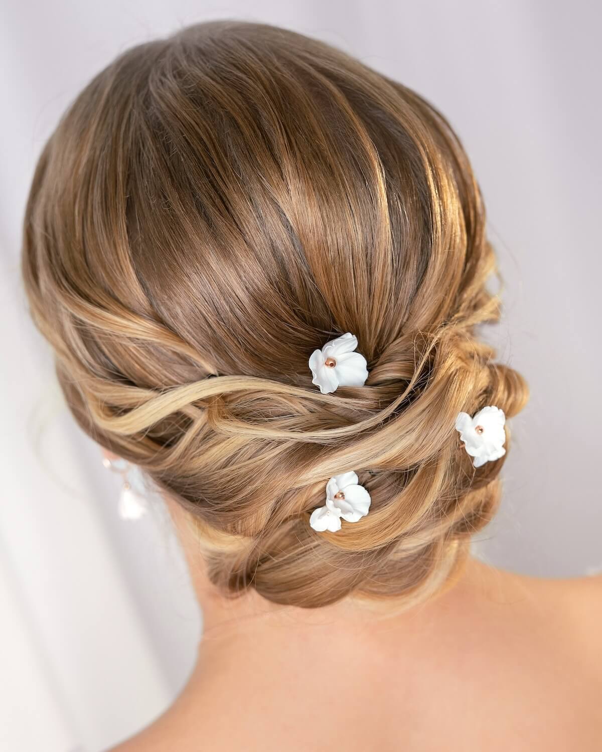 Sternenauge Brautfrisur mit weißen Blumen Haarnadeln LEXI