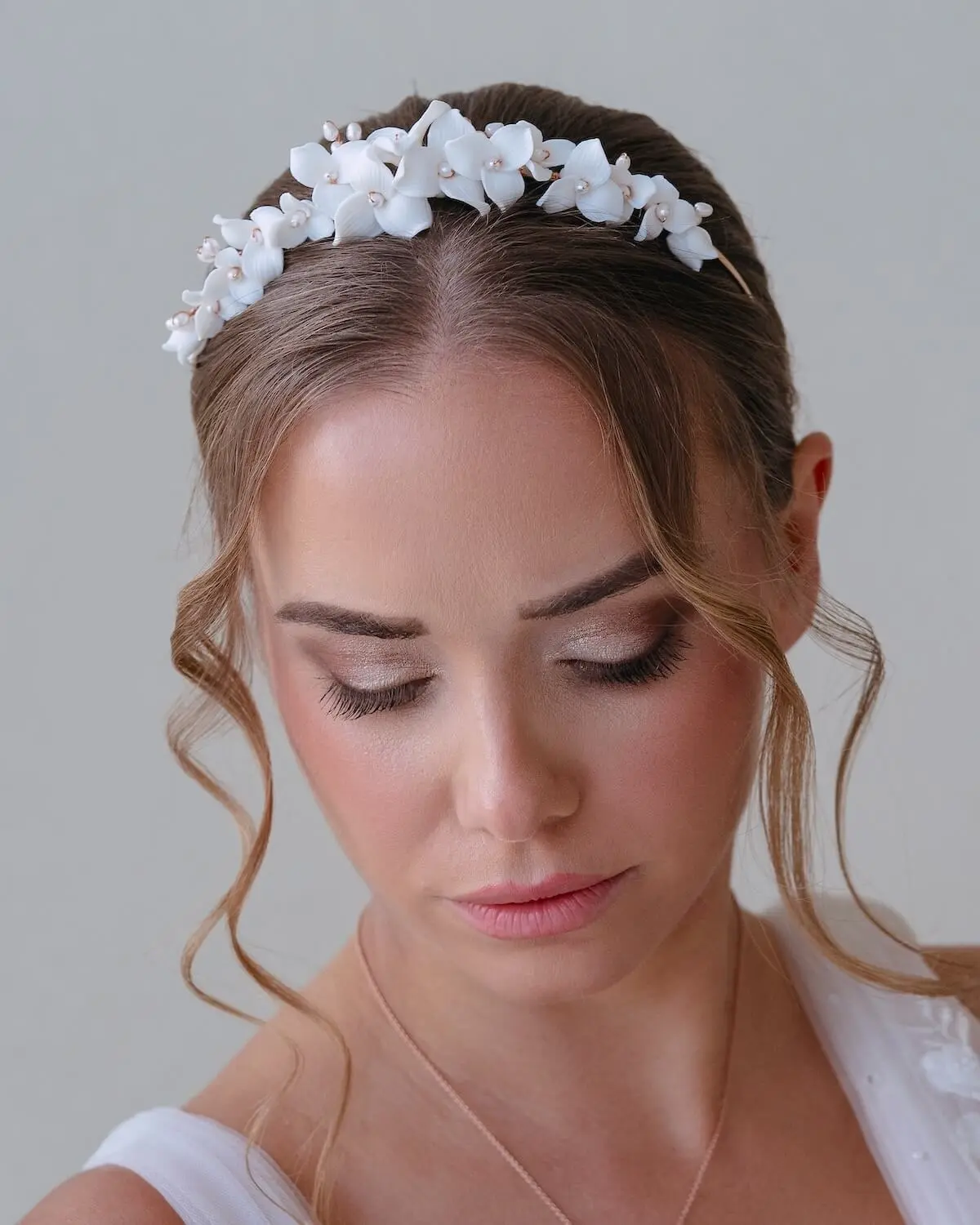 Sternenauge Brautkrone mit floralen Details aus Keramikblumen mit echten S&uuml;&szlig;wasserperlen FELICITAS