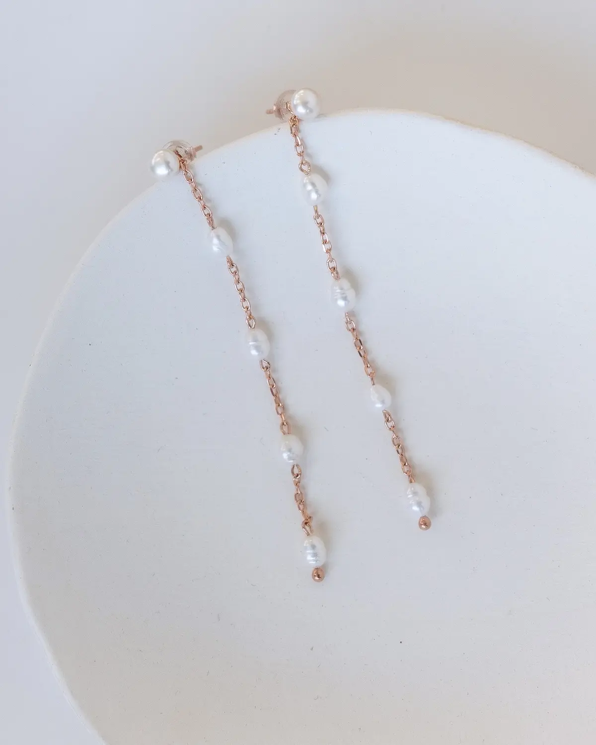 Sternenauge FELICITAS, Detailansicht der Perlenohrringe mit 925 Sterling Silber und 18K Rosévergoldung