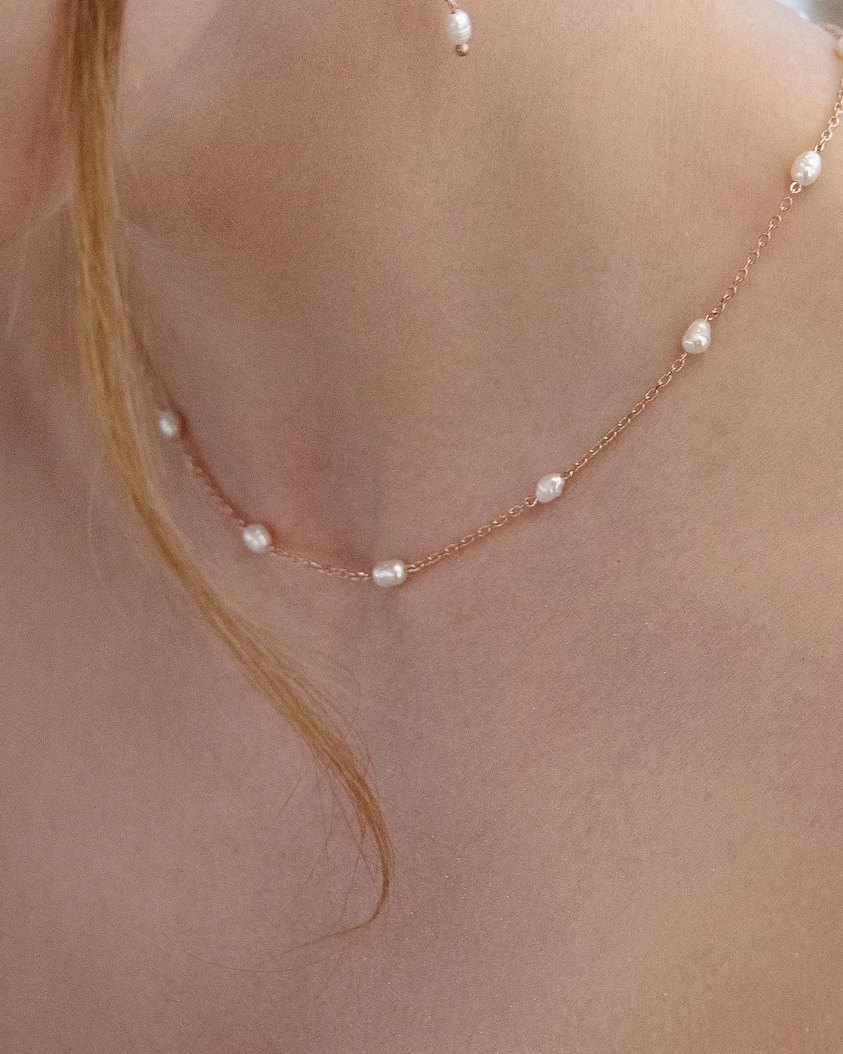 Sternenauge FELICITAS, Filigrane Perlenhalskette am Dekolleté, filigranes Design aus der Manufaktur für Alltag und besondere Anlässe