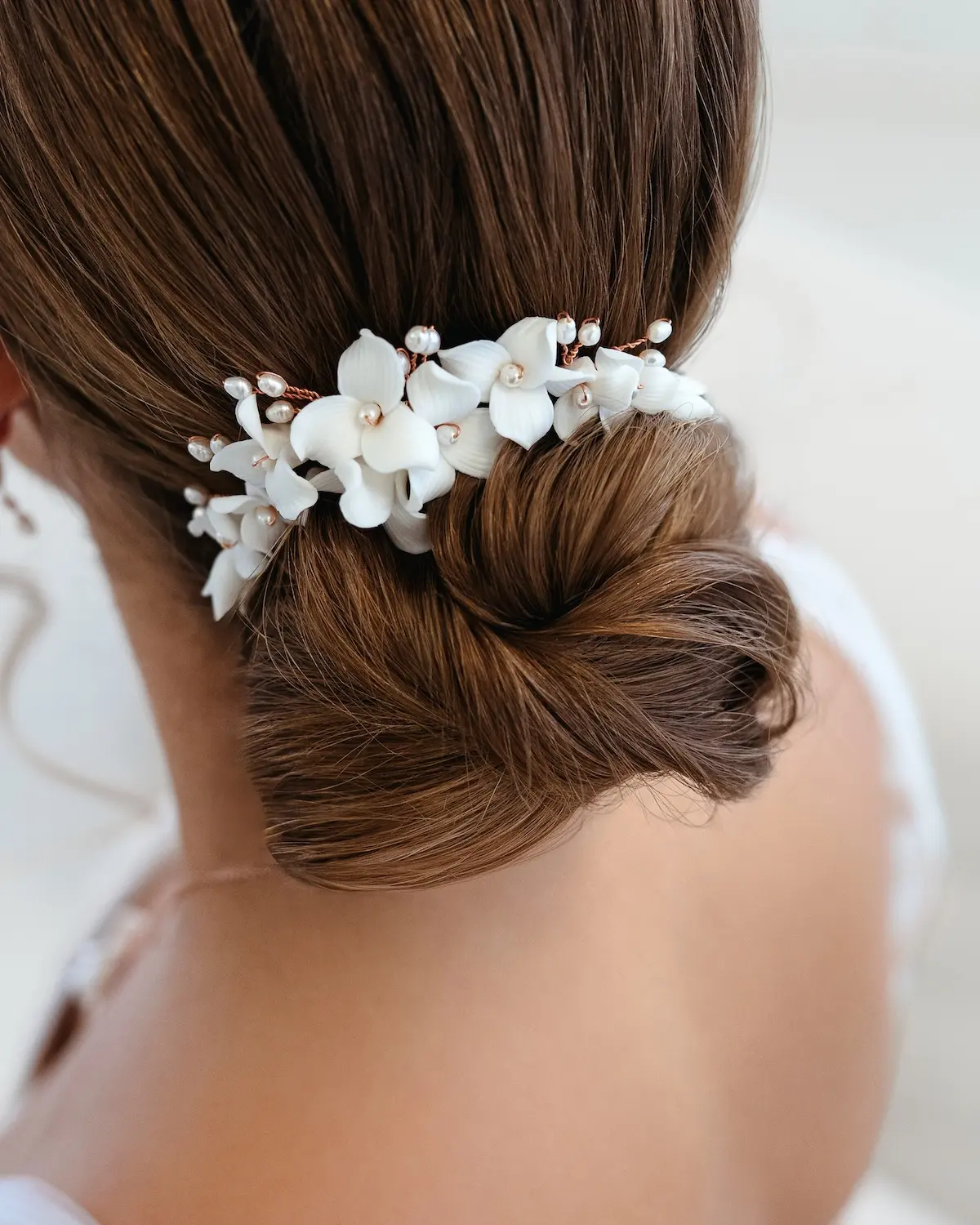 Sternenauge FELICITAS floraler Brauthaarkamm mit wei&szlig;en Keramikblumen und Perlen