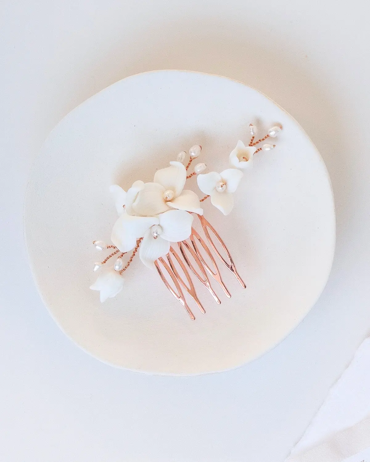 Sternenauge Haarkamm für die Braut mit Keramikblumen und Süßwasserperlen FELICITAS