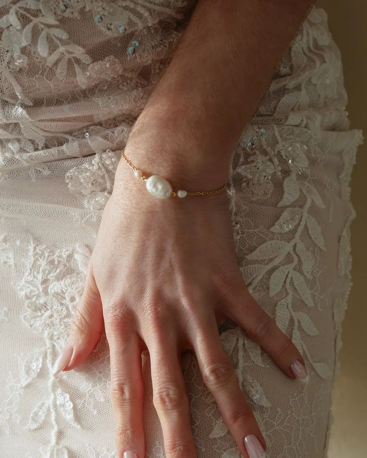 Handgerfertigtes Design-Armband FREYA aus der Sternenauge Manufaktur, hochwertige Keshi Perle auf 18K vergoldetem Sterling Silber