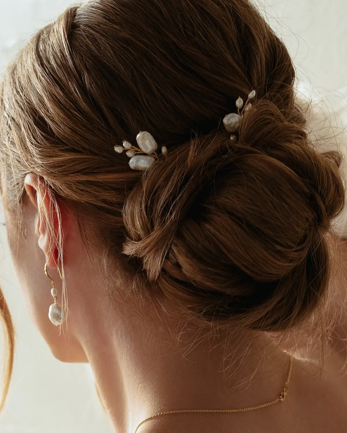 Sternenauge, FREYA Haarschmuck Gold in eleganter Hochsteckfrisur, Handgearbeitete Perlen-Nadeln für besondere Anlässe