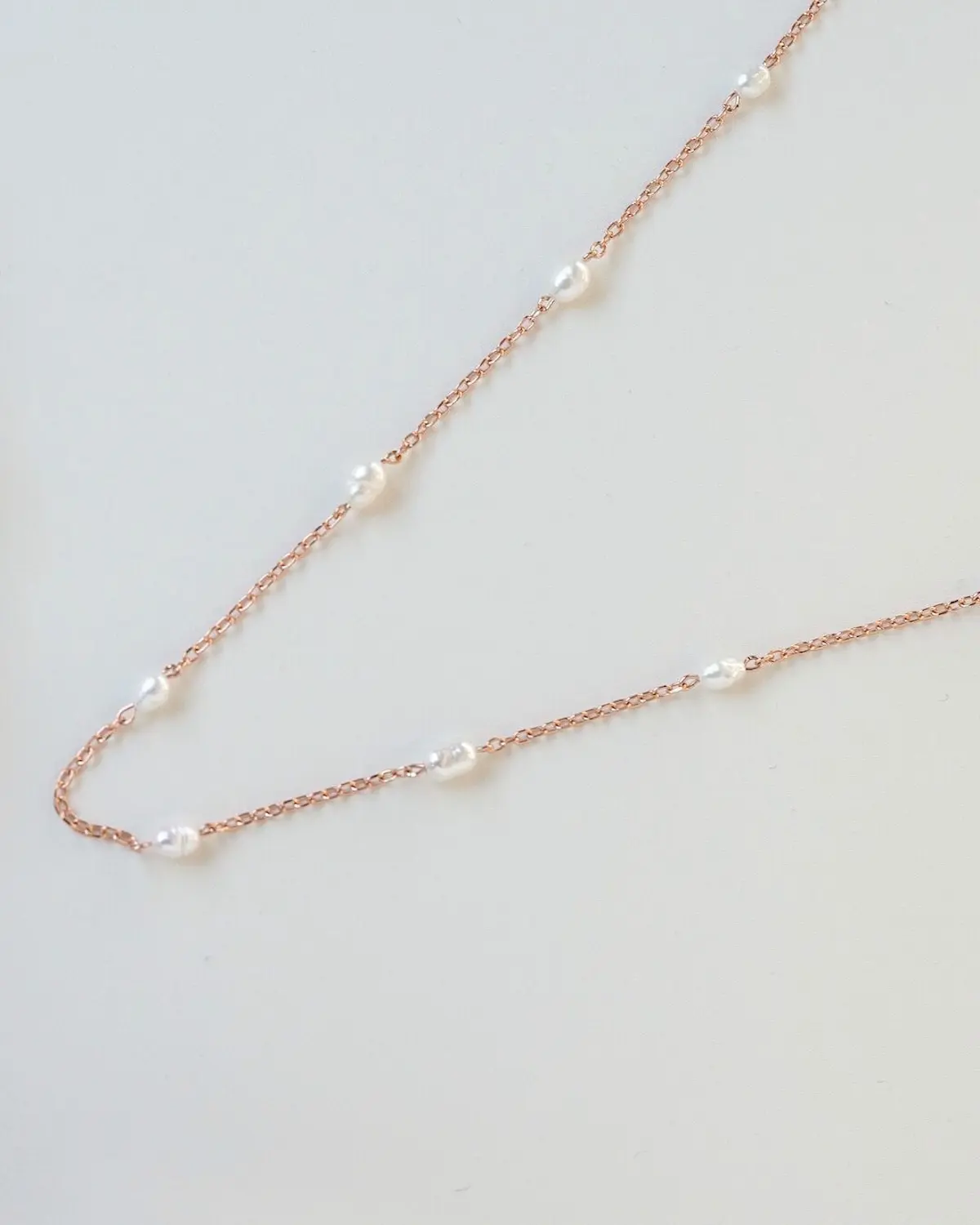 Sternenauge Perlenkette FELICITAS, Details von Sterling Silber 18K Rosévergoldung und Tiny Süßwasserperlen, handgefertigt im Atelier