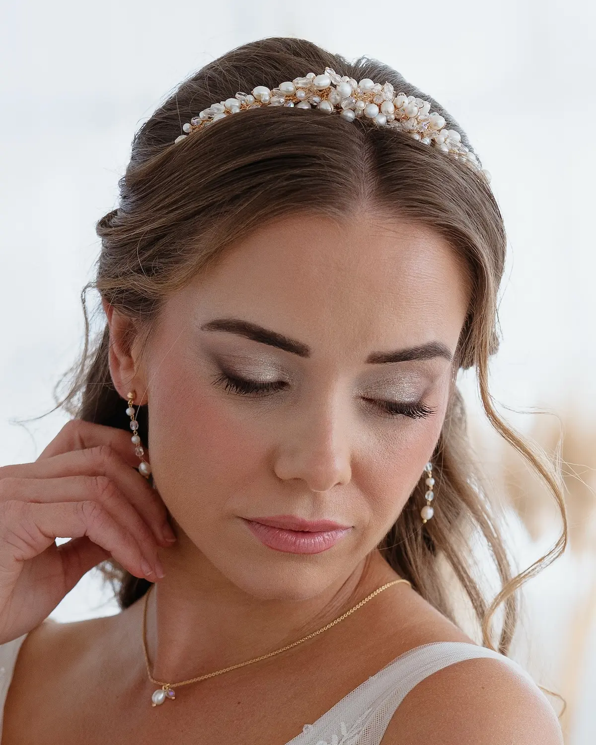 Sternenauge Portrait von Braut mit Haarreifen ALEXIS mit Perlen