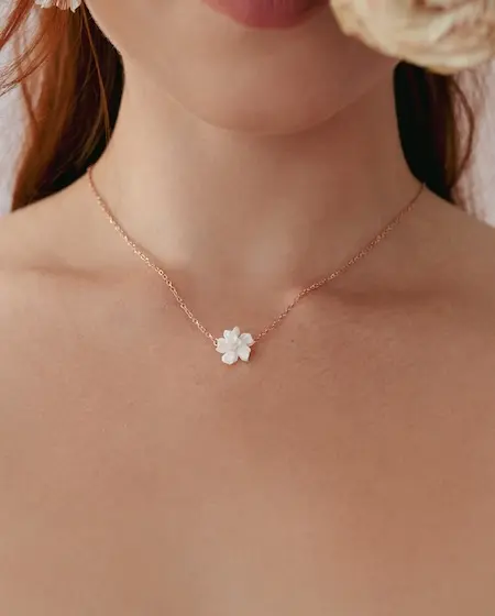 Elegante Halskette mit kleiner Blüte, handgefertigter Brautschmuck und Alltagsschmuck aus der Manufaktur