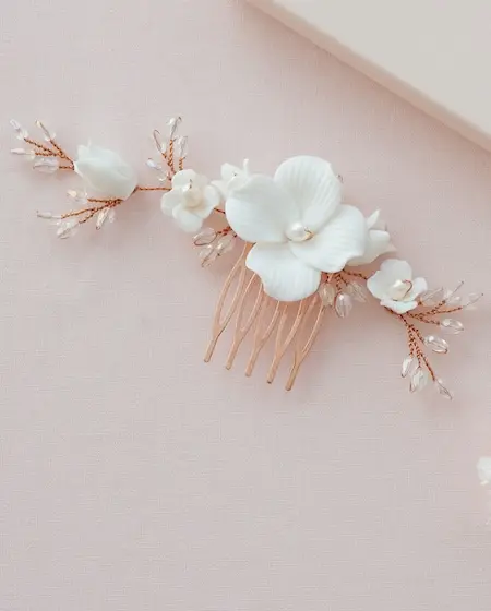 Floral gestalteter Haarschmuck für besondere Anlässe, handgemachte Haarteile mit Blüten-Details von Sternenauge