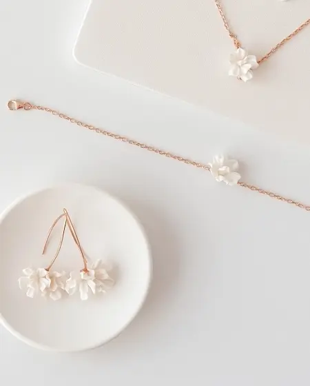 Handgefertigtes Schmuckset der Sternenauge Manufaktur, floral abgestimmte Halskette, Ohrringe und Armband für besondere Anlässe