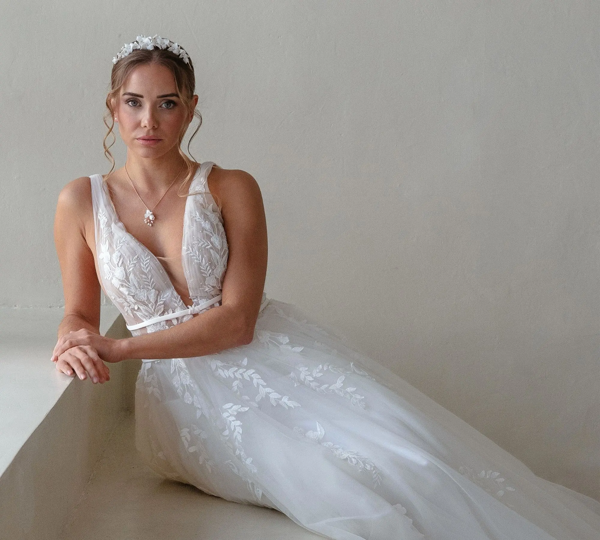 Sternenauge Schmuckmanufaktur, Handgefertigte Halsketten aus Sterling Silber und floraler Haarschmuck für besondere Momente