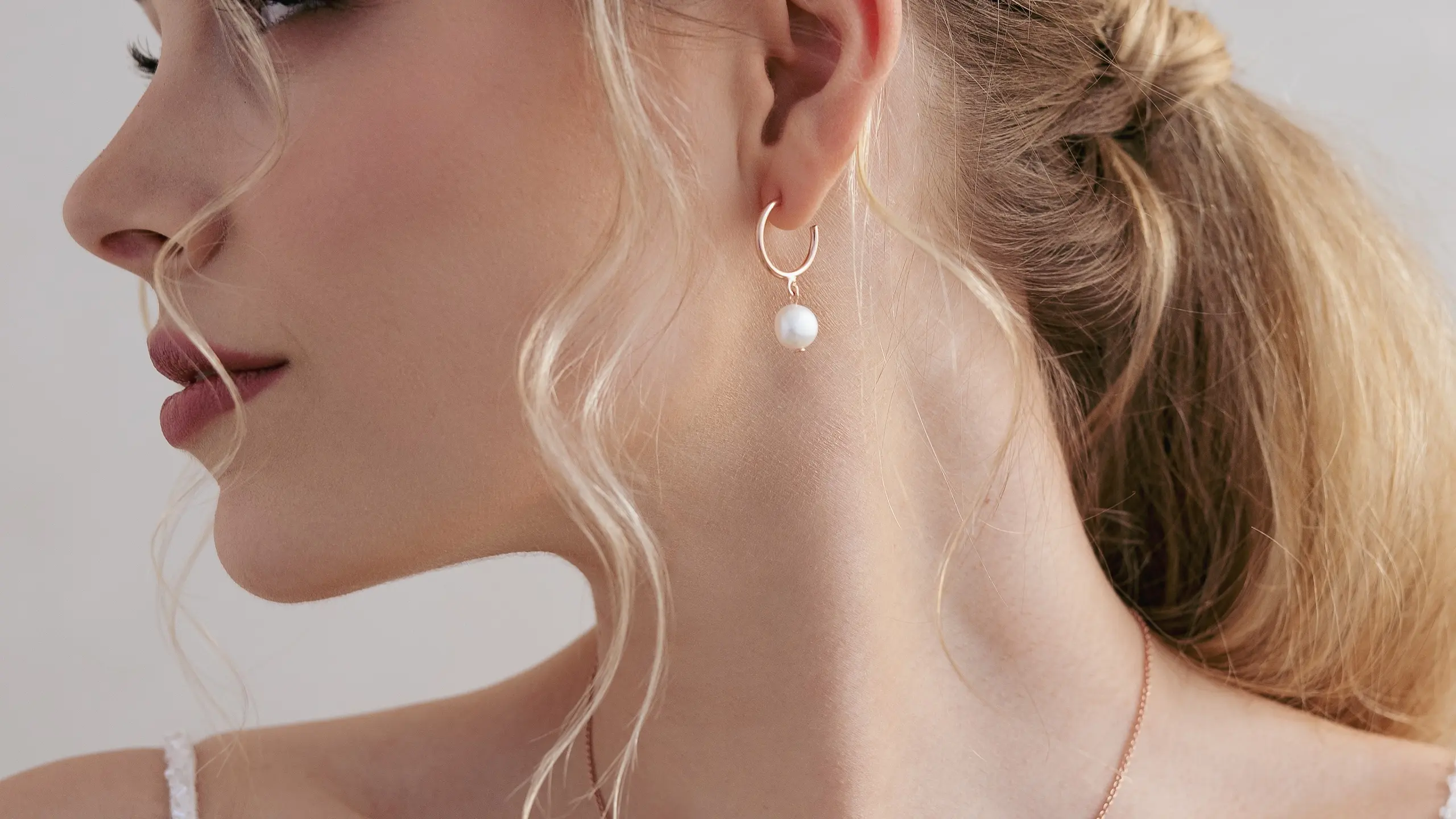 Filigrane Braut-Creolen aus 925 Sterling Silber 18K rosévergoldet mit Süßwasser-Zuchtperle als Detailaufnahme am Ohr