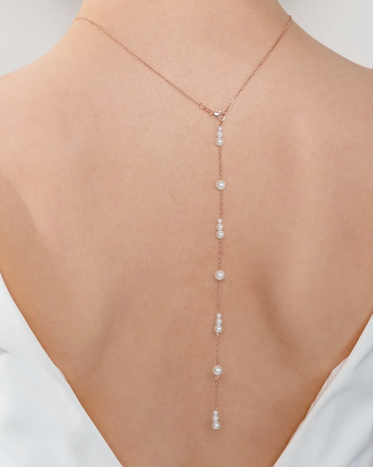 ANNOUK Einhänger für Halskette als Rückenketten-Detail für tiefe Brautkleid-Ausschnitte, 925 Sterling Silber 18K rosévergoldet mit schimmernden Muschelperlen, handgefertigtes Design aus der Sternenauge Manufaktur