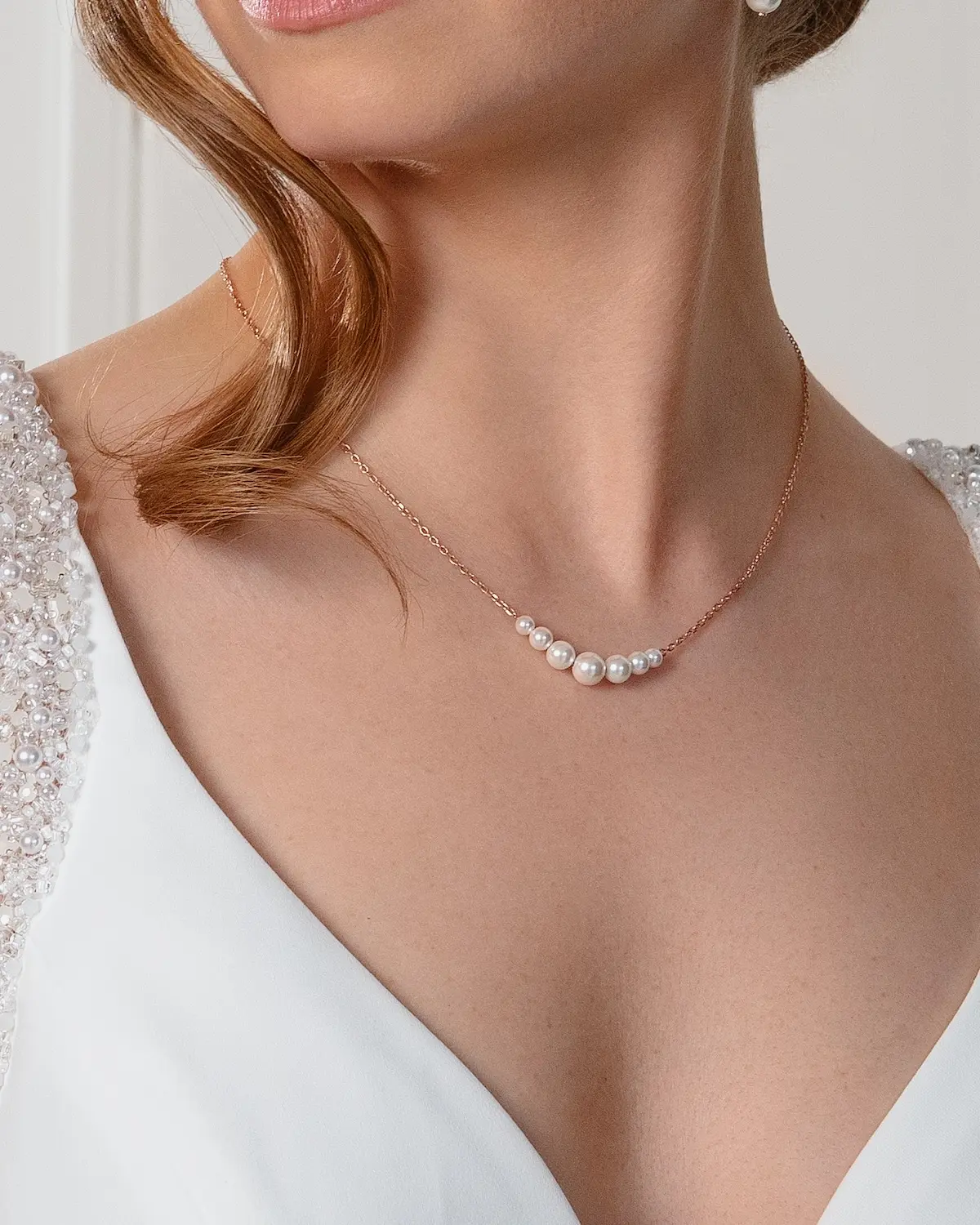 Braut mit eleganter Muschelperlenkette ANNOUK aus 925 Sterling Silber, runde Anhängerform passt perfekt zu runden Dekolleté-Ausschnitten bei Brautkleidern