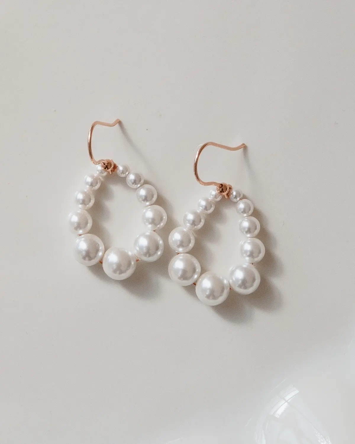 Moderne Ohrringe mit Muschelperlen aus 925 Sterling Silber 18K rosévergoldet, Brautohrringe von Sternenauge