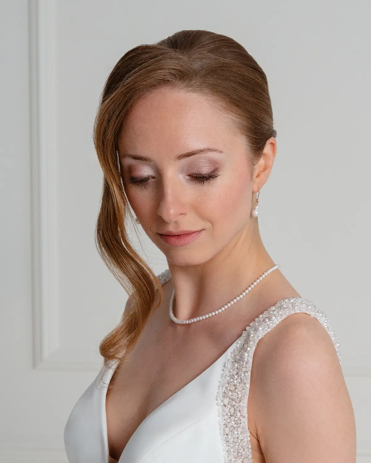 Eleganter Brautlook mit moderner Perlenkette ANNOUK aus 925 Sterling Silber mit Muschelperlen, perfekt für die Hochzeit