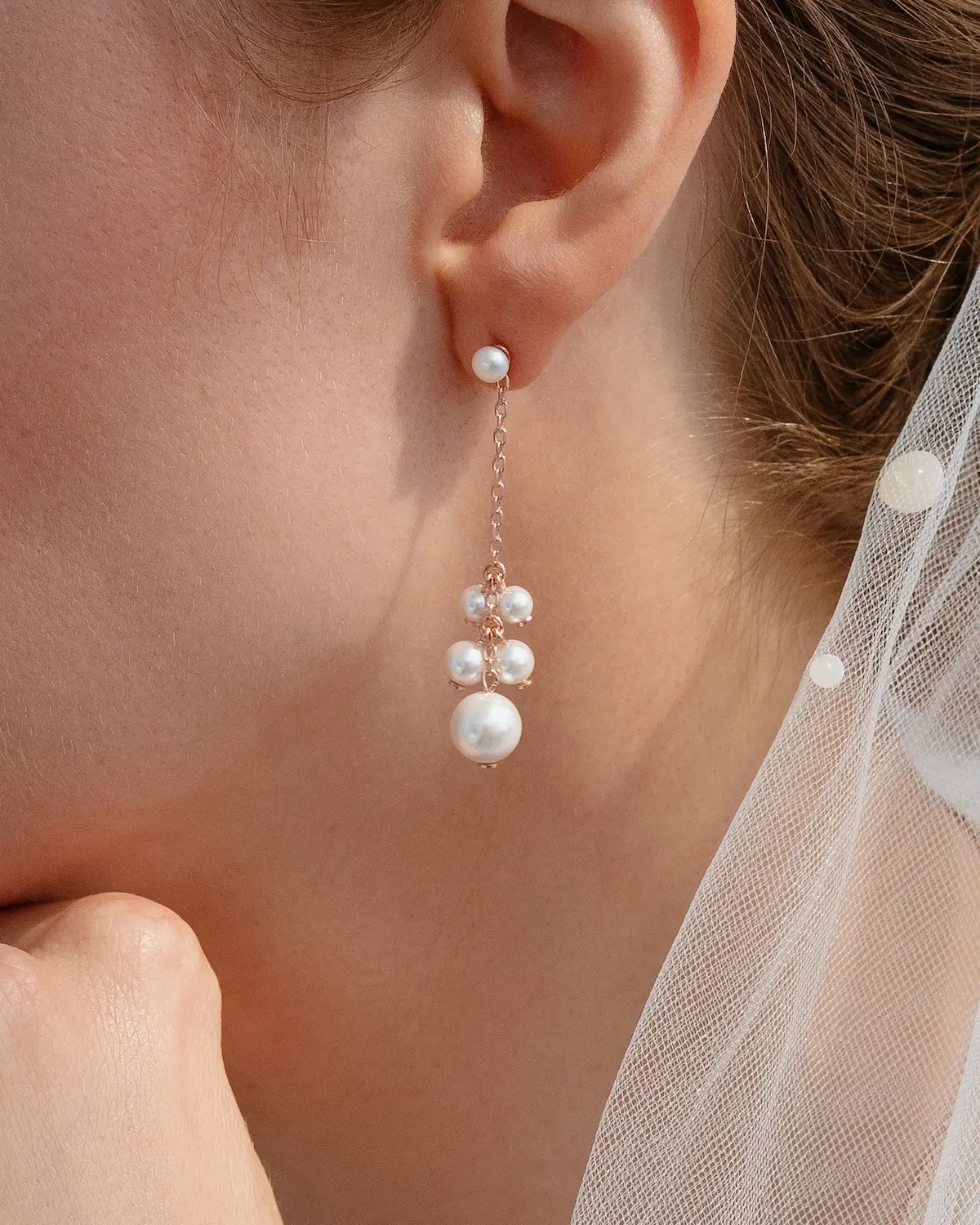 Moderne Perlenohrstecker ANNOUK mit Schmuckelement aus 925 Sterling Silber 18K und Muschelperlen, elegantes Design aus der Sternenauge Manufaktur