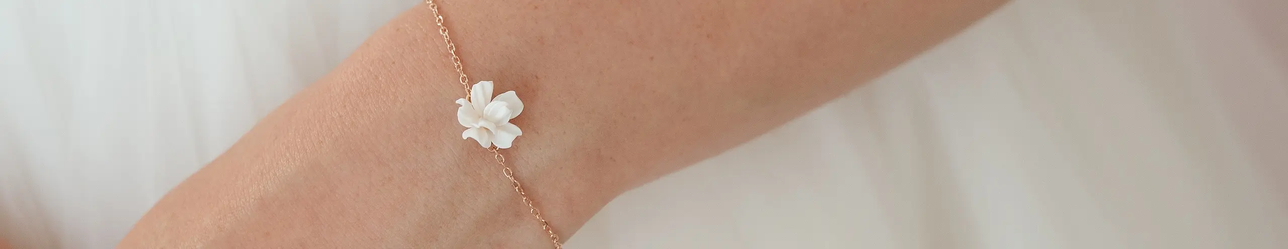 Filigranes Armband aus 925 Sterling Silber mit 18K Rosévergoldung, kleine handgefertigte Blüte für den romantischen Brautlook, Sternenauge Schmuck-Design für die Hochzeit