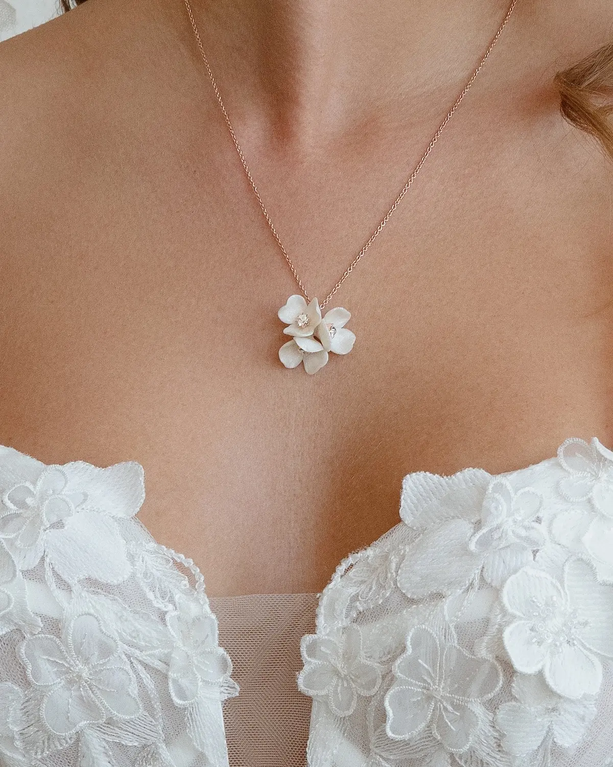 CLEO Halskette aus 925 Sterling Silber 18K rosévergoldet mit zarten Blüten und Strasssteinen für die Braut aus der Sternenauge Manufaktur