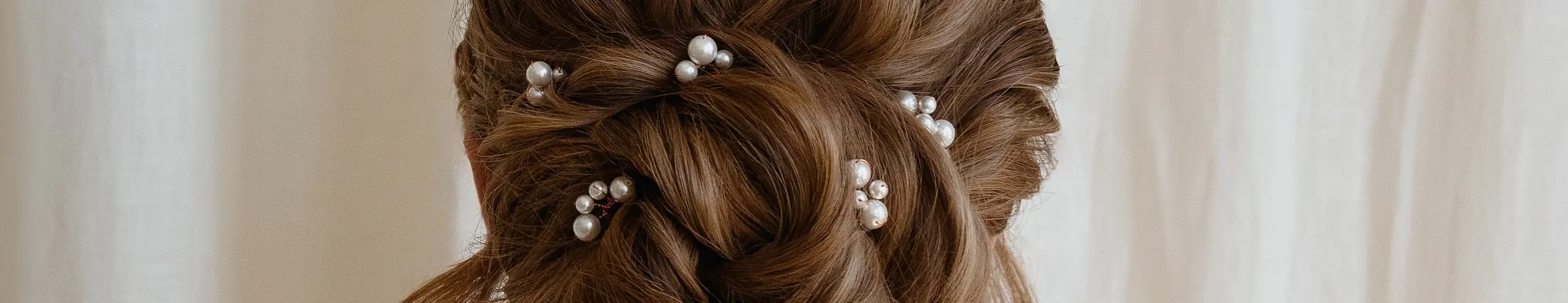 Moderne Brautfrisur hochgesteckt mit Perlen Haarschmuck aus der Sternenauge Manufaktur