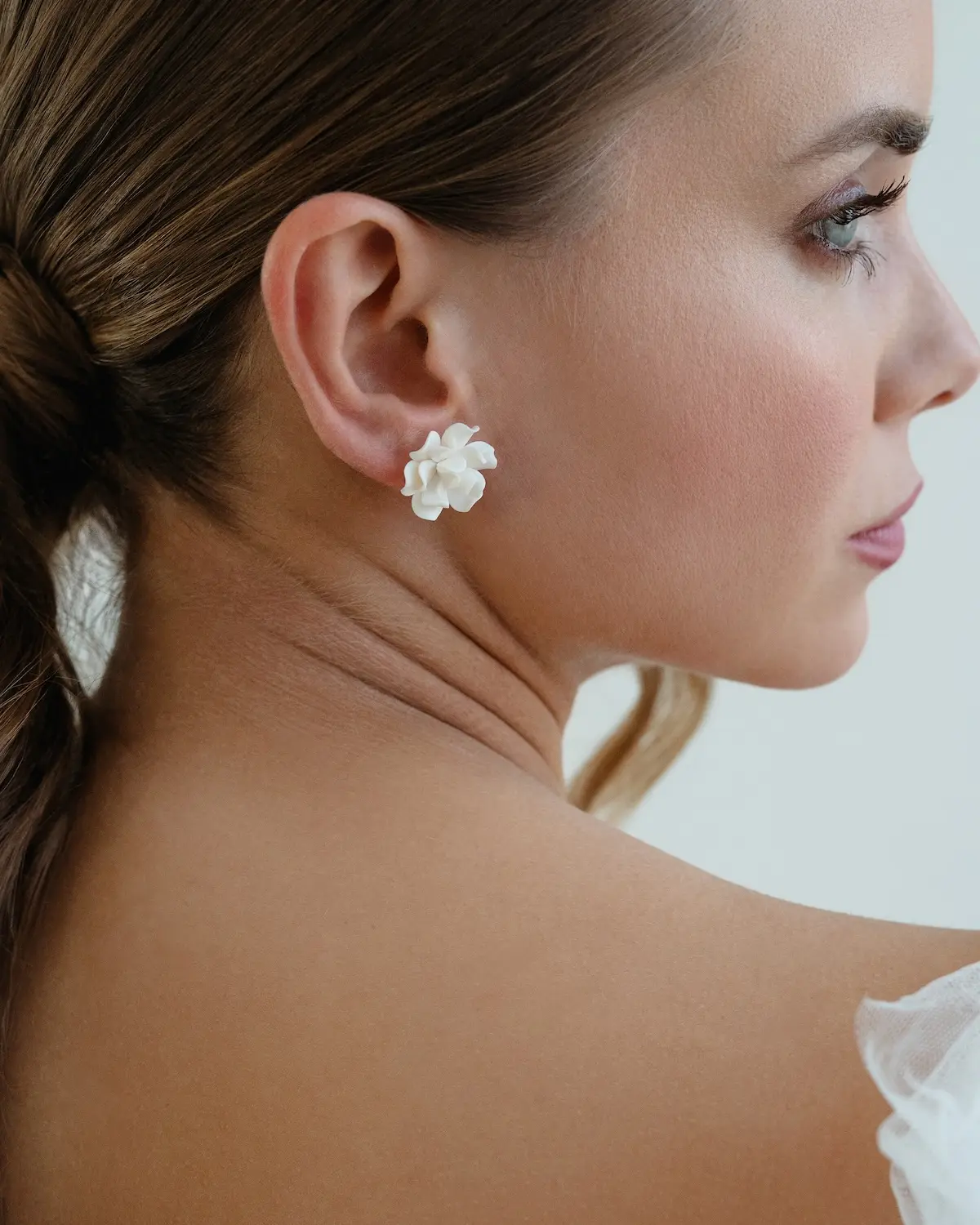 Detailfoto am Ohr von floralen Blumen Ohrstecker MIEVAL aus 925 Sterling Silber von Sternenauge