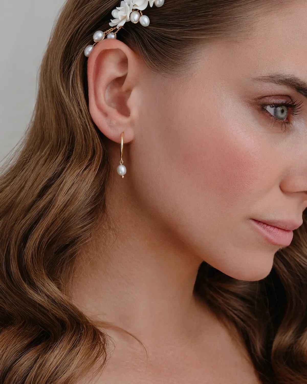 Braut mit eleganten MILA Creolen Pure mit echter S&uuml;&szlig;wasser-Zuchtperle aus 925 Sterling Silber 18k vergoldet, handgefertigte Braut-Ohrringe von Sternenauge